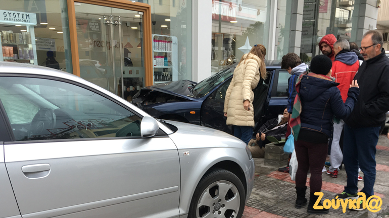 Ίλιον: Αυτοκίνητο προσέκρουσε σε βιτρίνα καταστήματος